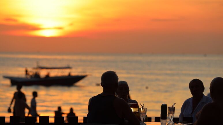 Закаты на пляже Пантай Ченанг